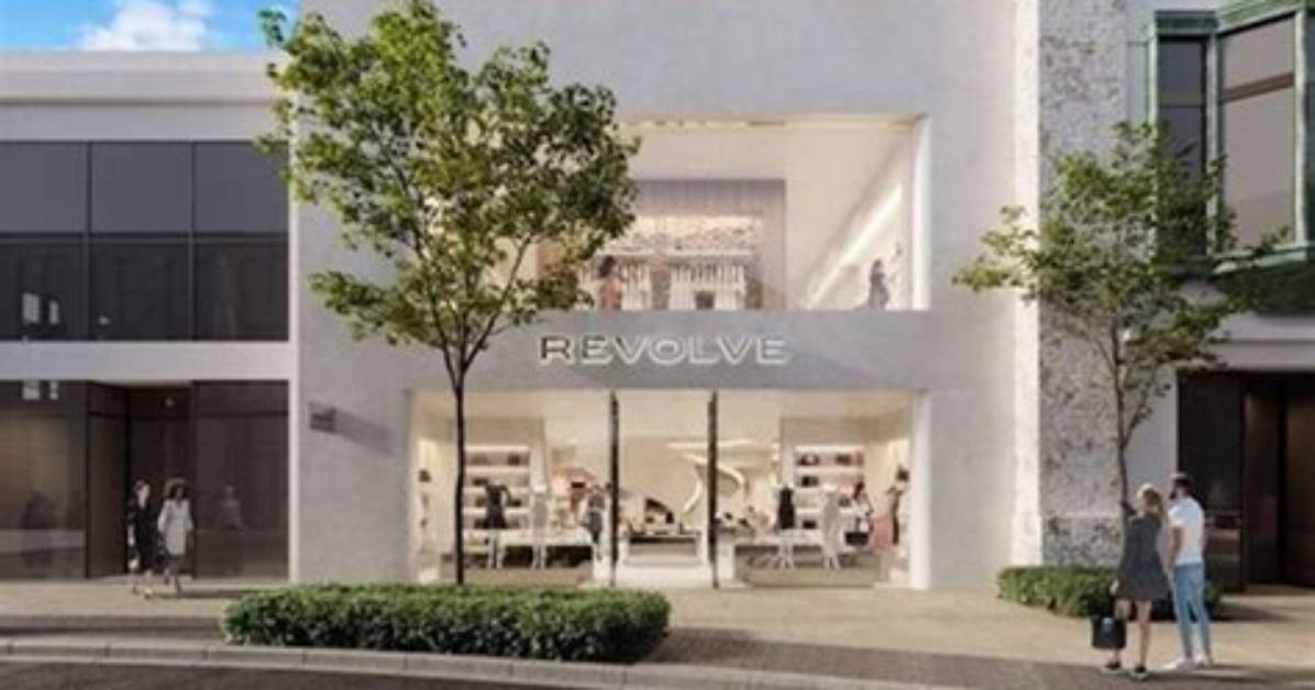 Instant Luxury: Why the Revolve E-Gift Card Is Quietly Dominating Last-Minute Fashion Gifting